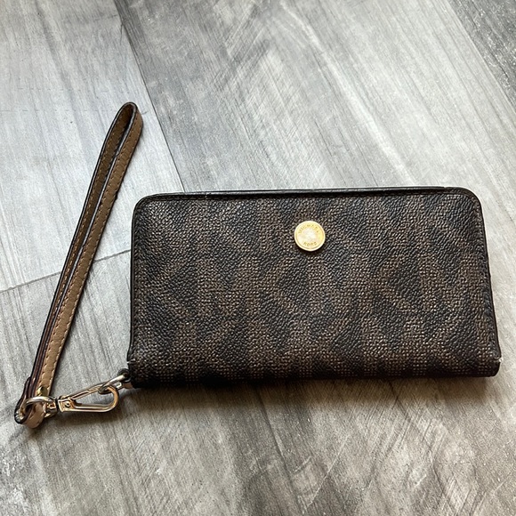 Michael Kors Handbags - Michael Kors Monogram Wristlet Wallet
